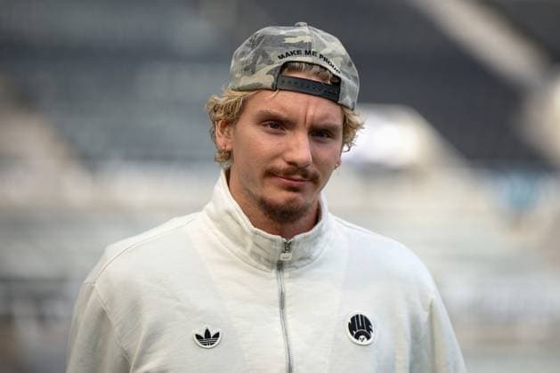 28th September 2025; St James Park, Newcastle, England; Premier League Football, Newcastle United versus Arsenal; Nick Woltemade of Newcastle United Arrives for todays game  CraigxCowan