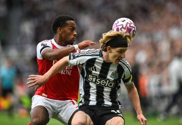 Anthony Gordon of Newcastle United fends off Jurrien Timber of Arsenal Newcastle United v Arsenal, Premier League, Football, St James Park, Newcastle, UK - 28 Sep 2025Newcastle St James Park United Kingdom EDITORIAL USE ONLY No use with unauthorised audio, video, data, fixture lists, club league logos or live services. Online in-match use limited to 120 images, no video emulation. No use in betting, games or single club league player publications. Copyright: xRichardxLee Shutterstockx 15503935ae