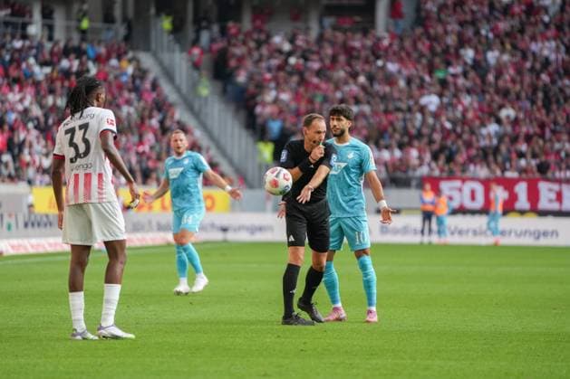 1. Bundesliga: SC Freiburg vs TSG 1899 Hoffenheim, 28.09.2025 Bastian Dankert (Schiedsrichter) mit einem Schiedsrichterball 1. Bundesliga: SC Freiburg vs TSG 1899 Hoffenheim, Europa-Park-Stadion, 28.09.2025 DFB DFL REGULATIONS PROHIBIT ANY USE OF PHOTOGRAPHS AS IMAGE SEQUENCES AND OR QUASI-VIDEO. Copyright: xBEAUTIFULxSPORTS Boscox