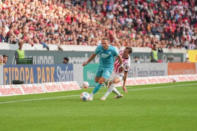 1. Bundesliga: SC Freiburg vs TSG 1899 Hoffenheim, 28.09.2025 Zweikamof zwischen Vladimír Coufal (TSG Hoffenheim, 34) und Patrick Osterhage (SC Freiburg, 6) 1. Bundesliga: SC Freiburg vs TSG 1899 Hoffenheim, Europa-Park-Stadion, 28.09.2025 DFB DFL REGULATIONS PROHIBIT ANY USE OF PHOTOGRAPHS AS IMAGE SEQUENCES AND OR QUASI-VIDEO. Copyright: xBEAUTIFULxSPORTS Boscox