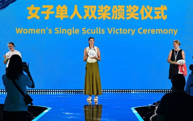 2025 World Rowing Championships, Shanghai, China 28 9 2025 Women s Single Sculls Victory Ceremony Ireland™s Fiona Murtagh celebrates after winning gold Fiona Murtagh celebrates after winning gold 28 9 2025  Copyright: x INPHO DetlevxSeybx ASC_5614