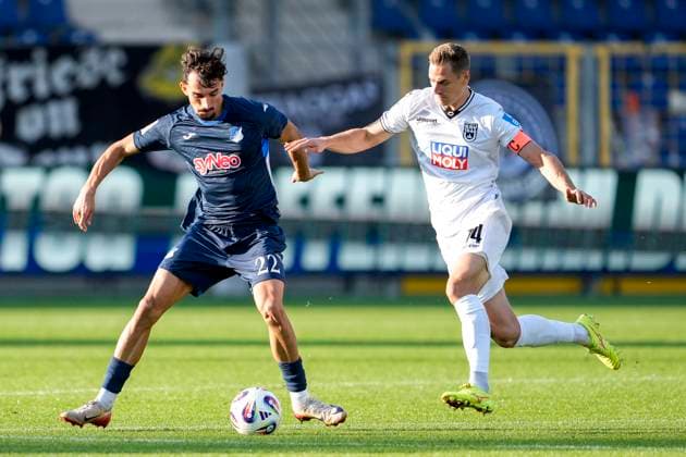 v.li.: Arian Llugiqi (TSG II, 22), Dennis Dressel (Ulm, 14), Zweikampf, Spielszene, Duell, duel, tackle, tackling, Dynamik, Action, Aktion, 28.09.2025, Sinsheim (Deutschland), Fussball, 3. Liga, TSG 1899 Hoffenheim II - SSV Ulm 1846, DFB DFL REGULATIONS PROHIBIT ANY USE OF PHOTOGRAPHS AS IMAGE SEQUENCES AND OR QUASI-VIDEO.