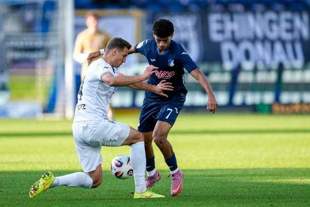 v.li.: Dennis Dressel (Ulm, 14), Ayoube Amaimouni-Echghouyab (TSG II, 7), Zweikampf, Spielszene, Duell, duel, tackle, tackling, Dynamik, Action, Aktion, 28.09.2025, Sinsheim (Deutschland), Fussball, 3. Liga, TSG 1899 Hoffenheim II - SSV Ulm 1846, DFB DFL REGULATIONS PROHIBIT ANY USE OF PHOTOGRAPHS AS IMAGE SEQUENCES AND OR QUASI-VIDEO.