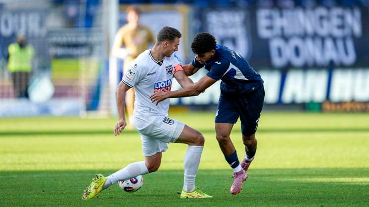 v.li.: Dennis Dressel (Ulm, 14), Ayoube Amaimouni-Echghouyab (TSG II, 7), Zweikampf, Spielszene, Duell, duel, tackle, tackling, Dynamik, Action, Aktion, 28.09.2025, Sinsheim (Deutschland), Fussball, 3. Liga, TSG 1899 Hoffenheim II - SSV Ulm 1846, DFB DFL REGULATIONS PROHIBIT ANY USE OF PHOTOGRAPHS AS IMAGE SEQUENCES AND OR QUASI-VIDEO.