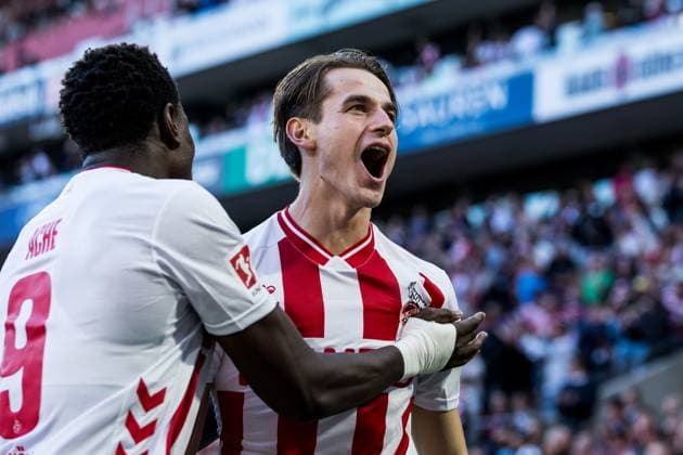 1. Fußball Bundesliga: 1. FC Köln - VfB Stuttgart; 28.09.2025 Jubel zum 1:0 durch Jakub Kaminski (1. FC Köln, 16), Tor, Torjubel 1. Fußball Bundesliga, 1. FC Köln - VfB Stuttgart, Köln, Rheinenergiestadion am 28.09.2025 DFL REGULATIONS PROHIBIT ANY USE OF PHOTOGRAPHS AS IMAGE SEQUENCES AND OR QUASI-VIDEO. Copyright: xBEAUTIFULxSPORTS Wunderlx