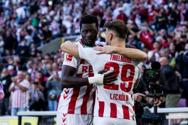 1. Fußball Bundesliga: 1. FC Köln - VfB Stuttgart; 28.09.2025 Jubel zum 1:0 durch Jakub Kaminski (1. FC Köln, 16), Tor, Torjubel 1. Fußball Bundesliga, 1. FC Köln - VfB Stuttgart, Köln, Rheinenergiestadion am 28.09.2025 DFL REGULATIONS PROHIBIT ANY USE OF PHOTOGRAPHS AS IMAGE SEQUENCES AND OR QUASI-VIDEO. Copyright: xBEAUTIFULxSPORTS Wunderlx