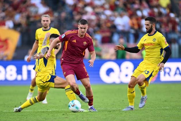 AS Roma v Hellas Verona FC - Serie A Evan Ferguson of A.S. Roma is in action during the 5th day of the Serie A Championship between A.S. Roma and Hella Verona F.C. at the Olympic Stadium in Rome, Italy, on September 28, 2025. Rome Italy Italy  Copyright: xDomenicoxCippitellix originalFilename:cippitelli-asromahe250928_npcAs.jpg