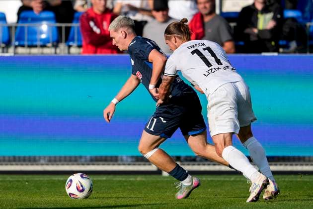 v.li.: Paul Hennrich (TSG II, 11), Dennis Chessa (Ulm, 11), Zweikampf, Spielszene, Duell, duel, tackle, tackling, Dynamik, Action, Aktion, 28.09.2025, Sinsheim (Deutschland), Fussball, 3. Liga, TSG 1899 Hoffenheim II - SSV Ulm 1846, DFB DFL REGULATIONS PROHIBIT ANY USE OF PHOTOGRAPHS AS IMAGE SEQUENCES AND OR QUASI-VIDEO.