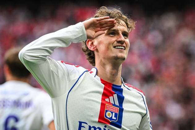 September 28, 2025, Villeneuve-D ascq, France, France: Tyler MORTON of Lyon celebrates his goal during the Ligue 1 match between Lille OSC (LOSC) and Olympique Lyonnais (OL) at Pierre Mauroy Stadium on September 28, 2025 in Villeneuve-d Ascq near Lille, France. Villeneuve-D ascq France - ZUMAm308 20250928_zsp_m308_005 Copyright: xMatthieuxMirvillex
