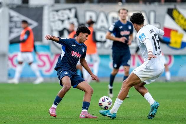 v.li.: Ayoube Amaimouni-Echghouyab (TSG II, 7), Jonas David (Ulm, 15), Zweikampf, Spielszene, Duell, duel, tackle, tackling, Dynamik, Action, Aktion, 28.09.2025, Sinsheim (Deutschland), Fussball, 3. Liga, TSG 1899 Hoffenheim II - SSV Ulm 1846, DFB DFL REGULATIONS PROHIBIT ANY USE OF PHOTOGRAPHS AS IMAGE SEQUENCES AND OR QUASI-VIDEO.