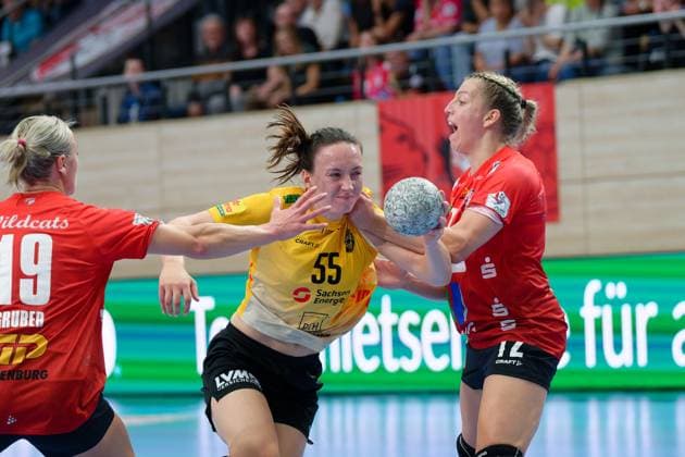 Lea Gruber (Halle, 19), Alicja Pekala (HCR, 55), Ilona Kieffer (Halle, 72), SV Union Halle-Neustadt - HC Roedertal, Handball Frauen, DHB-Pokal, Achtelfinale, Saison 2025 26, 28.09.2025 Halle SWH Arena Sachsen-Anhalt Deutschland
