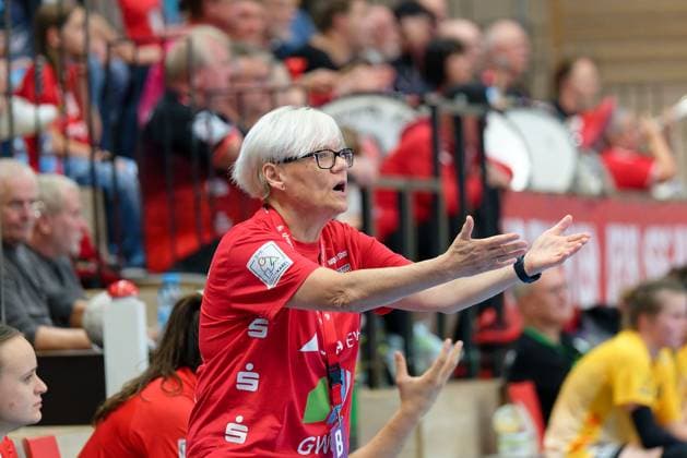 Trainerin Ines Seidler (Halle), SV Union Halle-Neustadt - HC Roedertal, Handball Frauen, DHB-Pokal, Achtelfinale, Saison 2025 26, 28.09.2025 Halle SWH Arena Sachsen-Anhalt Deutschland