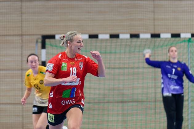 Lea Gruber (Halle, 19) nach Torerfolg, SV Union Halle-Neustadt - HC Roedertal, Handball Frauen, DHB-Pokal, Achtelfinale, Saison 2025 26, 28.09.2025 Halle SWH Arena Sachsen-Anhalt Deutschland