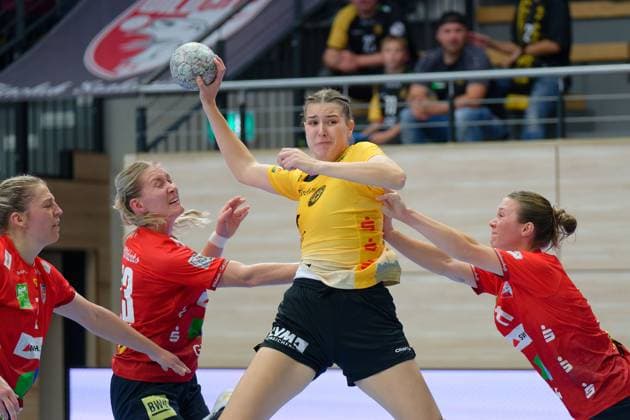 Ilona Kieffer (Halle, 72), Marie Polakova (Halle, 23), Isabel Wolff (HCR, 35), Emma Hertha (Halle, 17), SV Union Halle-Neustadt - HC Roedertal, Handball Frauen, DHB-Pokal, Achtelfinale, Saison 2025 26, 28.09.2025 Halle SWH Arena Sachsen-Anhalt Deutschland