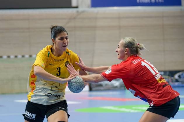 Mor Schaul (HCR, 3), Lea Gruber (Halle, 19), SV Union Halle-Neustadt - HC Roedertal, Handball Frauen, DHB-Pokal, Achtelfinale, Saison 2025 26, 28.09.2025 Halle SWH Arena Sachsen-Anhalt Deutschland