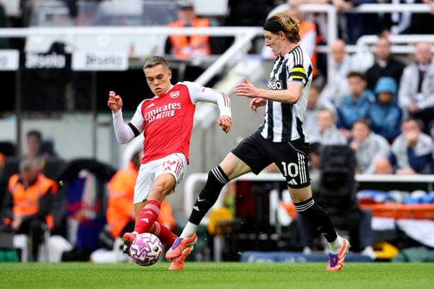 Newcastle United v Arsenal - Premier League Leandro Trossard of Arsenal and Anthony Gordon of Newcastle United challenge during the Premier League match between Newcastle United and Arsenal at St James Park on September 28, 2025 in Newcastle upon Tyne, England. Newcastle upon Tyne St. James Park England United Kingdom Copyright: xEdxSykes Sportsphoto APLx 14136388