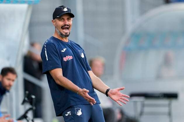 Stefan Kleineheismann (Trainer, Cheftrainer, TSG II), gibt Anweisungen, gestikuliert, mit den Armen gestikulieren, Einzelbild, Einzelfoto, Aktion, Action, 28.09.2025, Sinsheim (Deutschland), Fussball, 3. Liga, TSG 1899 Hoffenheim II - SSV Ulm 1846, DFB DFL REGULATIONS PROHIBIT ANY USE OF PHOTOGRAPHS AS IMAGE SEQUENCES AND OR QUASI-VIDEO.