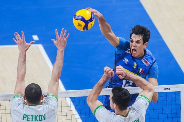 (250928) -- PASAY CITY, Sept. 28, 2025 -- Mattia Bottolo (back) of Italy competes during the final match between Italy and Bulgaria at the FIVB Men s World Championship, WM, Weltmeisterschaft 2025 in Pasay City, the Philippines, Sept. 28, 2025. ) (SP)PHILIPPINES-PASAY CITY-VOLLEYBALL-FIVB MEN S WORLD CHAMPIONSHIP 2025-FINAL ROUELLExUMALI 