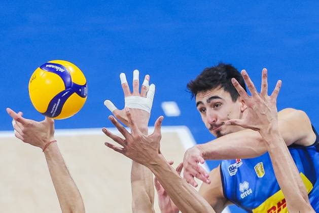 (250928) -- PASAY CITY, Sept. 28, 2025 -- Alessandro Michieletto (back R) of Italy competes during the final match between Italy and Bulgaria at the FIVB Men s World Championship, WM, Weltmeisterschaft 2025 in Pasay City, the Philippines, Sept. 28, 2025. ) (SP)PHILIPPINES-PASAY CITY-VOLLEYBALL-FIVB MEN S WORLD CHAMPIONSHIP 2025-FINAL ROUELLExUMALI 