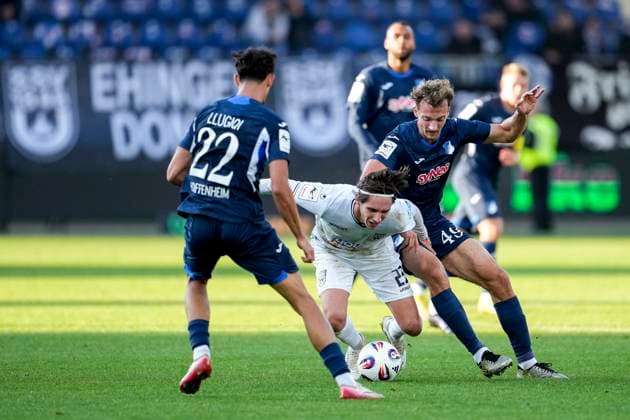 v.li.: Arian Llugiqi (TSG II, 22), Max Brandt (Ulm, 23), Yannik Lührs (TSG II, 49), Zweikampf, Spielszene, Duell, duel, tackle, tackling, Dynamik, Action, Aktion, 28.09.2025, Sinsheim (Deutschland), Fussball, 3. Liga, TSG 1899 Hoffenheim II - SSV Ulm 1846, DFB DFL REGULATIONS PROHIBIT ANY USE OF PHOTOGRAPHS AS IMAGE SEQUENCES AND OR QUASI-VIDEO.