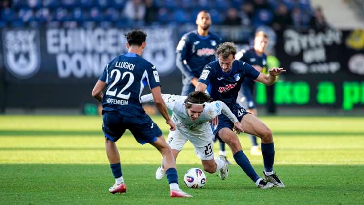 v.li.: Arian Llugiqi (TSG II, 22), Max Brandt (Ulm, 23), Yannik Lührs (TSG II, 49), Zweikampf, Spielszene, Duell, duel, tackle, tackling, Dynamik, Action, Aktion, 28.09.2025, Sinsheim (Deutschland), Fussball, 3. Liga, TSG 1899 Hoffenheim II - SSV Ulm 1846, DFB DFL REGULATIONS PROHIBIT ANY USE OF PHOTOGRAPHS AS IMAGE SEQUENCES AND OR QUASI-VIDEO.