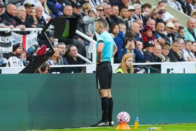 Newcastle United FC v Arsenal FC, Premier League Referee Jarred Gillett is sent to VAR for potential penalty check to Arsenal during the Newcastle United FC v Arsenal FC English Premier League match at St.James Park, Newcastle, England, United Kingdom on 28 September 2025 Credit: Lee Keuneke Every Second Media Editorial use only. All images are copyright Every Second Media Limited. No images may be reproduced without prior permission. All rights reserved. Premier League and Football League images are subject to licensing agreements with Football DataCo Limited. see https: www.football-dataco.com Copyright: xIMAGO EveryxSecondxMediax ESM-1601-0041 LeexKeunekex xEveryxSecondxMediax