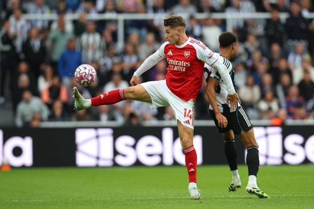Newcastle United v Arsenal - Premier League Viktor Gyokeres of Arsenal and Jacob Murphy of Newcastle United challenge during the Premier League match between Newcastle United and Arsenal at St James Park on September 28, 2025 in Newcastle upon Tyne, England. Newcastle upon Tyne St. James Park England United Kingdom Copyright: xEdxSykes Sportsphoto APLx 14136391