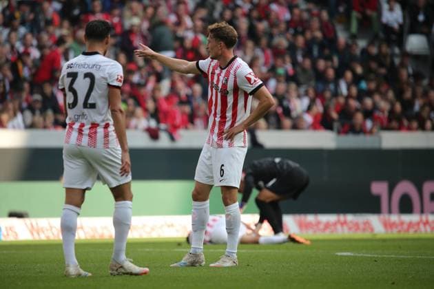 28.09.2025, xmohx, Fussball 1.Bundesliga, SC Freiburg - TSG Hoffenheim v.l. Vincenzo Grifo (SC Freiburg) Patrick Osterhage (SC Freiburg) gibt Anweisungen, gestikuliert, mit den Armen gestikulieren gives instructions, gesticulate (DFL DFB REGULATIONS PROHIBIT ANY USE OF PHOTOGRAPHS as IMAGE SEQUENCES and or QUASI-VIDEO) Freiburg