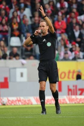 28.09.2025, xmohx, Fussball 1.Bundesliga, SC Freiburg - TSG Hoffenheim v.l. Schiedsrichter Referee Bastian Dankert (DFL DFB REGULATIONS PROHIBIT ANY USE OF PHOTOGRAPHS as IMAGE SEQUENCES and or QUASI-VIDEO) Freiburg