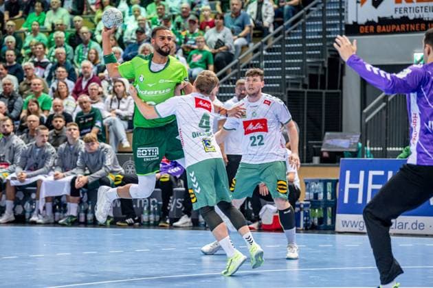 Handball Bundesliga; HSG Wetzlar - GWD Minden, 28.09.25 Philipp Ahouansou (HSG Wetzlar, 19), Jan Malte Diekmann (GWD Minden, 4), Philipp Vorlicek (GWD Minden, 22) Handball Bundesliga; HSG Wetzlar - GWD Minden: Wetzlar, 28.09.25 Copyright: xBEAUTIFULxSPORTS Roeczeyx