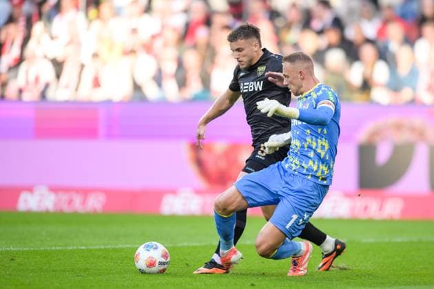 Fußball, 1. Bundesliga, 20250928, 1. FC Köln - VfB Stuttgart. Im Bild v.l. Ermedin DEMIROVIC (Stuttgart, 9), Torwart Marvin SCHWÄBE (Köln, 1) Zweikampf Ball Foulspiel Foul zum Videobeweis und Elfmeter. Köln Rhein-Energie-Stadion Nordrhein-Westfalen Deutschland Copyright: Passion2Press MarkusxFischerx