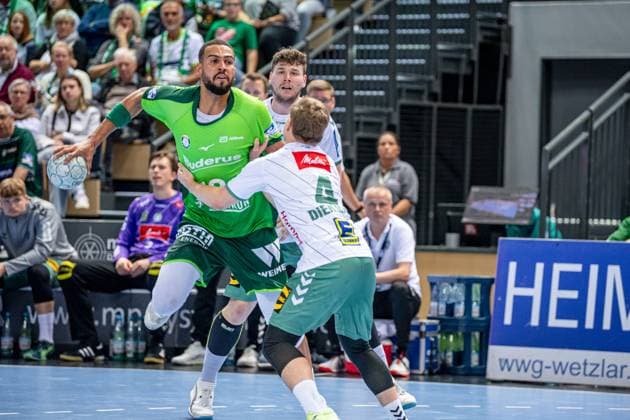 Handball Bundesliga; HSG Wetzlar - GWD Minden, 28.09.25 Philipp Ahouansou (HSG Wetzlar, 19), Jan Malte Diekmann (GWD Minden, 4), . Handball Bundesliga; HSG Wetzlar - GWD Minden: Wetzlar, 28.09.25 Copyright: xBEAUTIFULxSPORTS Roeczeyx