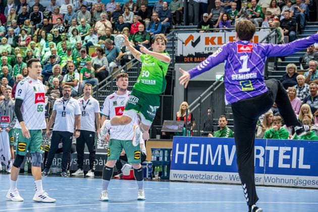 Handball Bundesliga; HSG Wetzlar - GWD Minden, 28.09.25 Lion Zacharias (HSG Wetzlar, 50), Malte Semisch (GWD Minden, 1), Azat Valiullin (GWD Minden, 55) Handball Bundesliga; HSG Wetzlar - GWD Minden: Wetzlar, 28.09.25 Copyright: xBEAUTIFULxSPORTS Roeczeyx