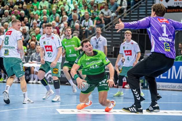 Handball Bundesliga; HSG Wetzlar - GWD Minden, 28.09.25 Josip Simic (HSG Wetzlar, 10), Malte Semisch (GWD Minden, 1), Philipp Vorlicek (GWD Minden, 22), Karolis Antanavi?ius (GWD Minden, 8) Handball Bundesliga; HSG Wetzlar - GWD Minden: Wetzlar, 28.09.25 Copyright: xBEAUTIFULxSPORTS Roeczeyx