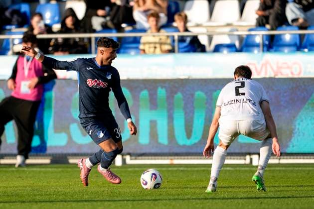 v.li.: Nader Jindaoui (El-Jindaoui, TSG II, 30), Luis Görlich (Ulm, 2), Aktion, Action, Spielszene, 28.09.2025, Sinsheim (Deutschland), Fussball, 3. Liga, TSG 1899 Hoffenheim II - SSV Ulm 1846, DFB DFL REGULATIONS PROHIBIT ANY USE OF PHOTOGRAPHS AS IMAGE SEQUENCES AND OR QUASI-VIDEO.