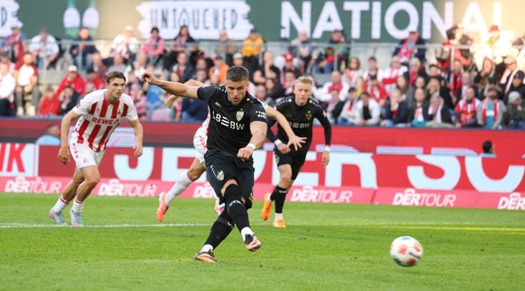 Stuttgart , Bundesliga Fußball 1. FC Köln vs. VfB Stuttgart, Torschütze Ermedin Demirovic (VfB) verwandelt per Elfmeter zum 1:1 Gemäß den Vorgaben der DFL Deutschen Fußball Liga ist es untersagt, in dem Stadion und oder vom Spiel angefertigte Fotoaufnahmen in Form von Sequenzbildern und oder videoähnlichen Fotostrecken zu verwerten bzw. verwerten zu lassen.