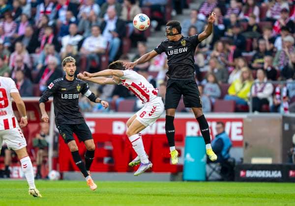 Kopfballduell zwischen Luca Jaquez (VfB Stuttgart, 14) und Eric Martel (1. FC Koeln, 6) 28.09.2025, 1. FC Köln - VfB Stuttgart Fussball, 1. Bundesliga, RheinEnergieStadion Köln DFL regulations prohibit any use of photographs as image sequences and or quasi-video. Copyright: HMBxMedia xMarcoxBader