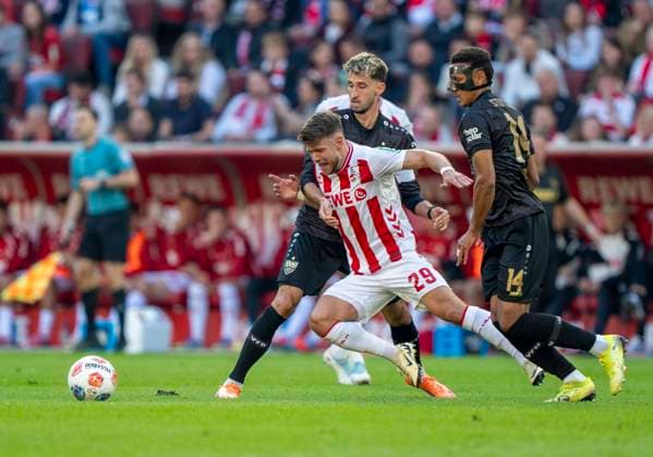 Zweikampf zwischen: Atakan Karazor (VfB Stuttgart, 16) und Sebastian Sebulonsen (1. FC Koeln, 28) 28.09.2025, 1. FC Köln - VfB Stuttgart Fussball, 1. Bundesliga, RheinEnergieStadion Köln DFL regulations prohibit any use of photographs as image sequences and or quasi-video. Copyright: HMBxMedia xMarcoxBader
