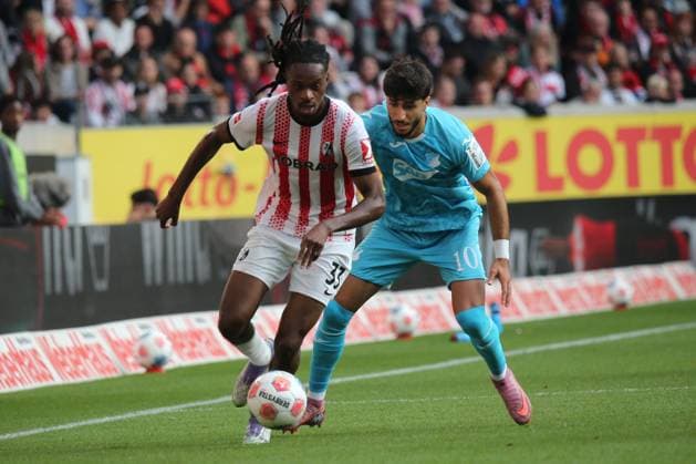 28.09.2025, xmohx, Fussball 1.Bundesliga, SC Freiburg - TSG Hoffenheim v.l. Jordy Makengo (SC Freiburg) Muhammed Damar (1899 Hoffenheim) Zweikampf, Aktion, action, battle for the ball (DFL DFB REGULATIONS PROHIBIT ANY USE OF PHOTOGRAPHS as IMAGE SEQUENCES and or QUASI-VIDEO) Freiburg