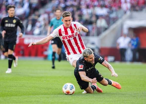 Koeln, RheinEnergieStadion, 28.09.2021: Isak Bergmann Johannesson of Koeln challenges Ramon Hendriks during the 1.Bundesliga match 1.FC Koeln vs. VFB Stuttgart.