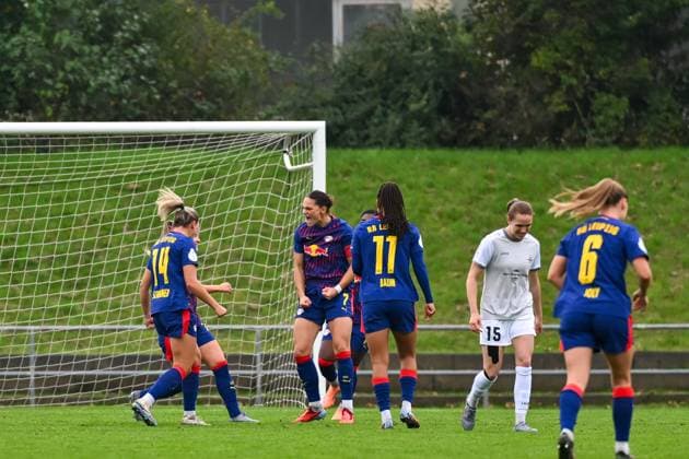 28.09.2025, Fußball, 1. Runde DFB-Pokal Frauen 2025 2026, SG 99 Andernach - RB Leipzig Giovanna Hoffmann (7 Leipzig) erzielt den 1:0 Führungstreffer per Elfmeter.