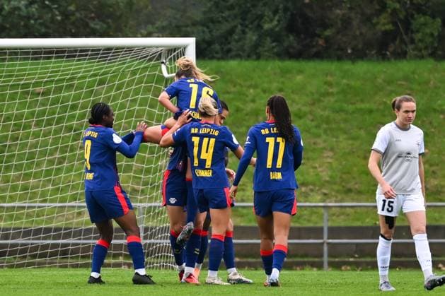 28.09.2025, Fußball, 1. Runde DFB-Pokal Frauen 2025 2026, SG 99 Andernach - RB Leipzig Große Freude bei Leipzigs Spielerinnen. Nach nur fünf Minuten führen die Leipzigerinnen durch Giovanna Hoffmann (7 Leipzig).