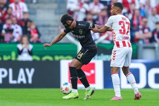 Fußball 1. Bundesliga 5. Spieltag 1. FC Köln - VfB Stuttgart am 28.09.2025 im RheinEnergieStadion in Köln Luca Jaquez ( Stuttgart ), links - Linton Maina ( Köln ), rechts DFL regulations prohibit any use of photographs as image sequences and or quasi-video.