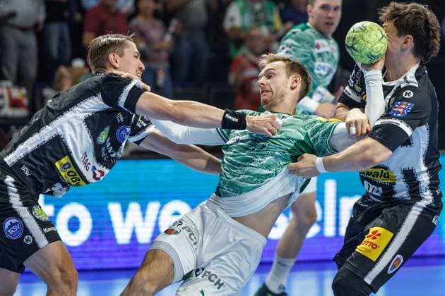 Berlin, 28.09.25, Handball: Bundesliga, Fuechse Berlin - ThSV Eisenach , 6. Spieltag, Max-Schmeling-Halle. Mathias Gidsel (Fuechse Berlin) kaempft gegen Oskar Joelsson (ThSV Eisenach) um den Ball. Fuechse Berlin - ThSV Eisenach