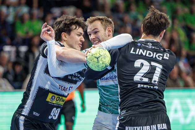 Berlin, 28.09.25, Handball: Bundesliga, Fuechse Berlin - ThSV Eisenach , 6. Spieltag, Max-Schmeling-Halle. Mathias Gidsel (Fuechse Berlin) kaempft gegen Tillmann Leu (ThSV Eisenach) und Philipp Meyer (ThSV Eisenach) um den Ball. Fuechse Berlin - ThSV Eisenach