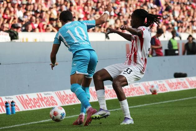 28.09.2025, xmohx, Fussball 1.Bundesliga, SC Freiburg - TSG Hoffenheim v.l. Muhammed Damar (1899 Hoffenheim) Jordy Makengo (SC Freiburg) Zweikampf, Aktion, action, battle for the ball (DFL DFB REGULATIONS PROHIBIT ANY USE OF PHOTOGRAPHS as IMAGE SEQUENCES and or QUASI-VIDEO) Freiburg
