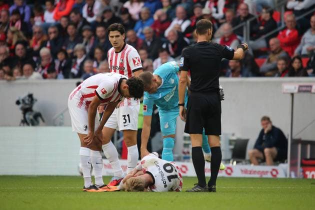 28.09.2025, xmohx, Fussball 1.Bundesliga, SC Freiburg - TSG Hoffenheim v.l. Niklas Beste (SC Freiburg) verletzt, Verletzung, Schmerz, Schmerzen Schiedsrichter Referee Bastian Dankert Grischa Prömel (1899 Hoffenheim) (DFL DFB REGULATIONS PROHIBIT ANY USE OF PHOTOGRAPHS as IMAGE SEQUENCES and or QUASI-VIDEO) Freiburg