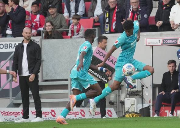 GER, 1.FBL, SC Freiburg vs TSG Hoffenheim 28.09.2025, Europa-Park-Stadion, Freiburg, GER, 1.FBL, SC Freiburg vs TSG Hoffenheim , im Bild Bazoumana Toure (Hoffenheim), Bernardo (Hoffenheim) DFL regulations prohibit any use of photographs as image sequences and or quasi-video.