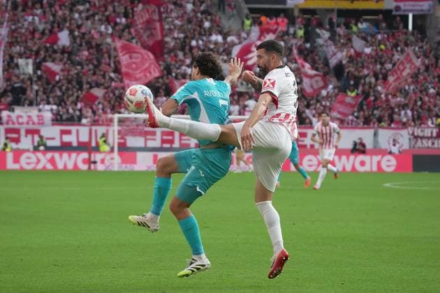 GER, 1.FBL, SC Freiburg vs TSG Hoffenheim 28.09.2025, Europa-Park-Stadion, Freiburg, GER, 1.FBL, SC Freiburg vs TSG Hoffenheim , im Bild Leon Avdullahu (Hoffenheim), Anthony Jung (Freiburg) DFL regulations prohibit any use of photographs as image sequences and or quasi-video.