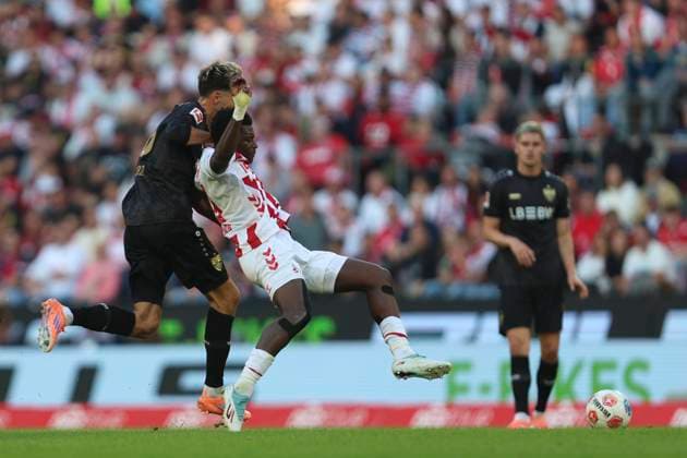 Atakan Karazor (VfB Stuttgart) und Ragnar Ache (1. FC Koeln) im Zweikampf waehrend des spiels der Bundesliga zwischen 1. FC Köln und VfB Stuttgart, RheinEnergieSTADION am 28. September 2025 in Köln, Deutschland. (Foto von Oliver Kaelke DeFodi Images) +++ Atakan Karazor (VfB Stuttgart) und Ragnar Ache (1. FC Koeln) battle for the ball during the Bundesliga match between 1. FC Köln and VfB Stuttgart at RheinEnergieSTADION on September 28, 2025 in Köln, Germany. (Photo by Oliver Kaelke DeFodi Images) DFL regulations prohibit any use of photographs as image sequences and or quasi-video. (Photo by Oliver Kaelke DeFodi Images) Atakan Karazor VfB Stuttgart and Ragnar Ache 1 FC Koeln in a duel during the Bundesliga match between 1 FC Köln and VfB Stuttgart, RheinEnergieSTADION on September 28, 2025 in Cologne, Germany Photo by Oliver Kaelke DeFodi Images Atakan Karazor VfB Stuttgart and Ragnar Ache 1 FC Koeln battle for the ball during the Bundesliga match between 1 FC Köln and VfB Stuttgart at RheinEnergieSTADION on September 28, 2025 in Köln, Germany Photo by Oliver Kaelke DeFodi Images DFL regulations prohibit any use of photographs as image sequences and or quasi video Photo by Oliver Kaelke DeFodi Images
